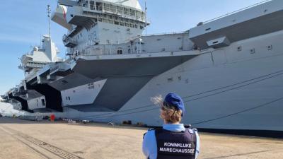 Marechaussee bij het vliegdekschip in de Rotterdamse haven.