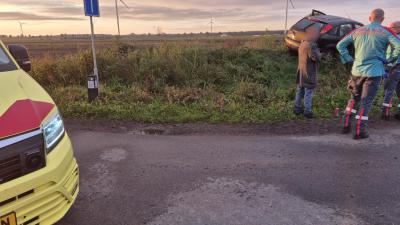 Auto parkeert op berg