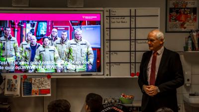 Burgemeester geeft vuurwerk voorlichting op basisschool