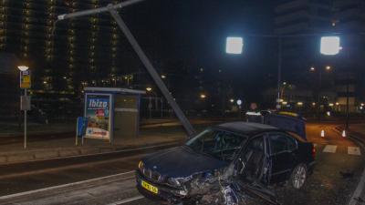 Auto total loss gereden tegen lantaarnpaal