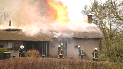 Woonboerderij verwoest door brand
