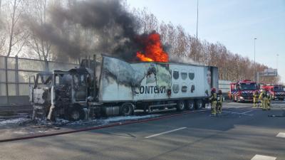 Brandende vrachtwagen op A8 zorgt voor hinder avondspits