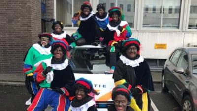Foto politie met zwarte pieten valt niet in goede aarde