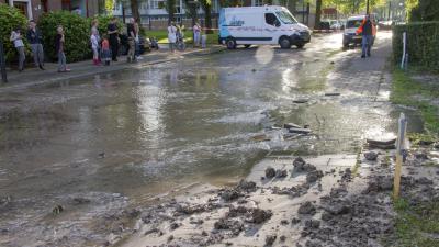 Straat Vlaardingen blank door breuk waterleiding