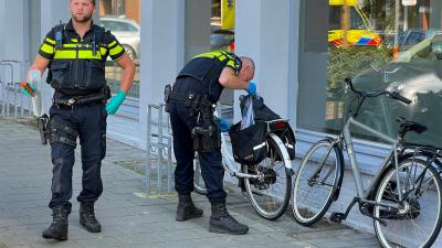 Agent met in beslag genomen mes