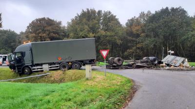 Vrachtwagen half in de sloot