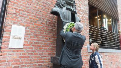 Kranslegging door burgemeester Koen Schuiling