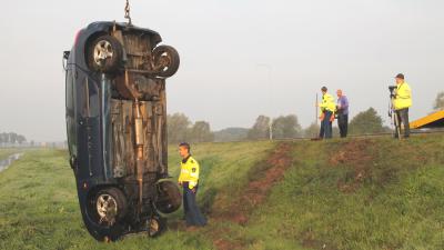 auto van de weg op A28