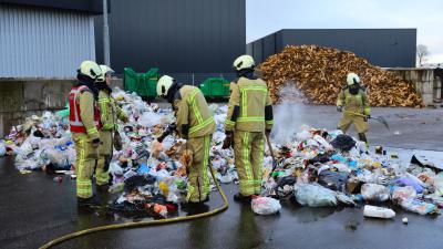 Brandweer dooft brand