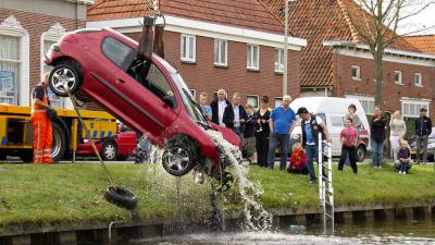Foto van auto te water in Wildervank | Stichting VIP | www.parkstadveendam.nl