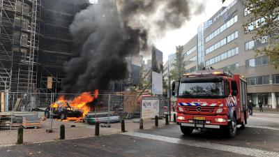 Auto volledig uitgebrand op bouwterrein Augustijnenkerk in Eindhoven