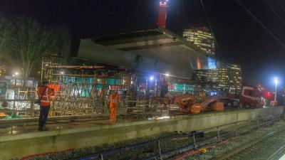 Perronklappen plaatsen op station Europapark