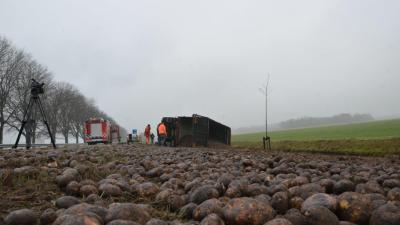 Vrachtwagen met aardappels kantelt op de N33 bij Veendam