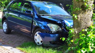 Auto tegen boom