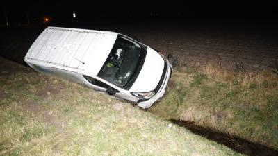 Busje in droge sloot