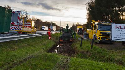 Vrachtwagen van de weg af op A58