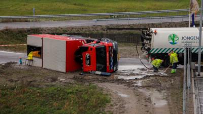 Brandweer wagen op zijn kant | Flashphoto | www.flashphoto.nl
