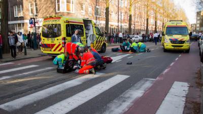 Auto schept twee voetgangers | Flashphoto | www.flashphoto.nl