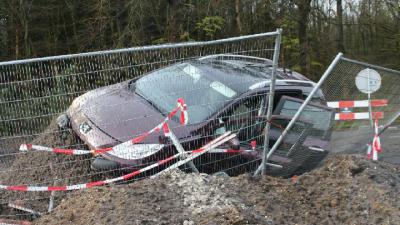Auto rijdt door wegafzetting bij Schoonloo