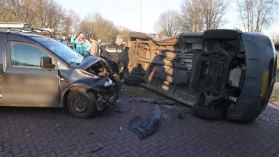 aanrijding-bestelbus-gekanteld