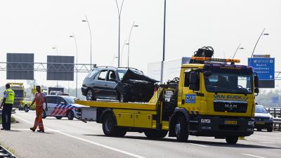 Auto botst op vrachtwagen op A2 bij Eindhoven