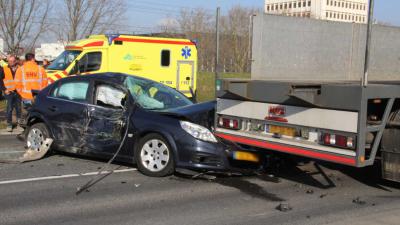 Aanrijding tussen auto en vrachtwagens