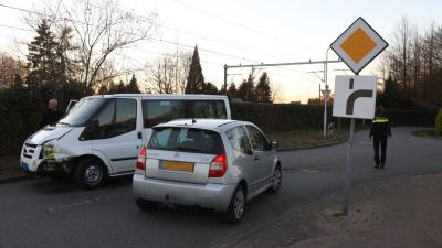 Taxibusje betrokken bij ongeval op Spoorweglaan in Best