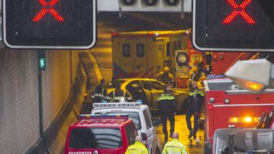 Politie zoekt vrachtwagenchauffeur na aanrijding Beneluxtunnel