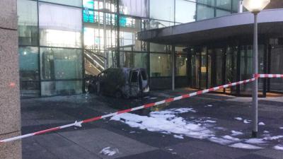 Busje rijdt pand Telegraaf binnen en vliegt in brand. Krant denkt aan aanslag