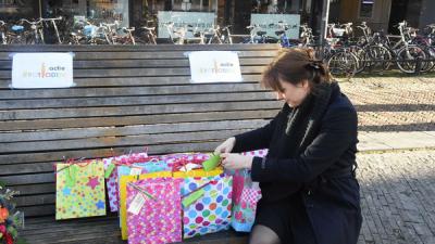 Utrechters delen potloden uit voor vrijheid van meningsuiting