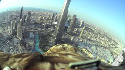 Kijk mee vanaf de rug van een adelaar tijdens een duikvlucht boven Dubai