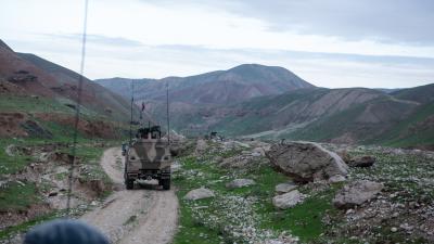 Militairen van de force protection patrouilleren in het gebied rondom Kamp Marmal 
