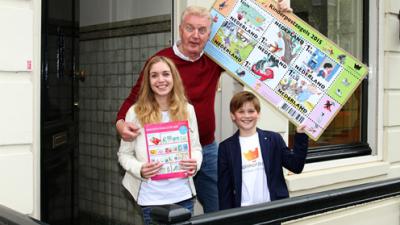 André van Duin koopt eerste kinderpostzegels 2015