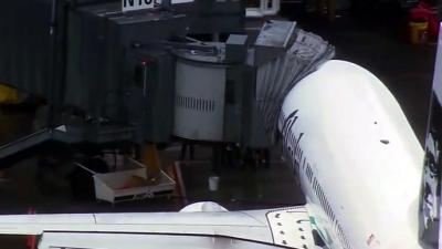 Piloten Alaska Airlines breken vlucht af om gebonk uit vrachtruim