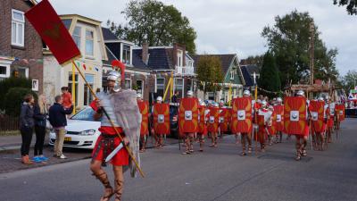 Veel belangsteliing voor allegorische optocht in de Knipe