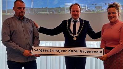 De kinderen van Karel Groeneveld, Tatum en Richard, onthulden samen met burgemeester Hein van der Loo het naambord 