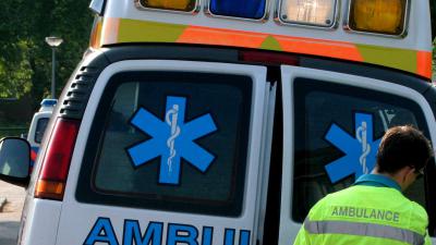 Drie gewonden en winkelpand zwaar beschadigd door aanrijding auto