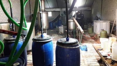 Groot amfetaminelab gevonden, politie houdt vijf mensen aan 