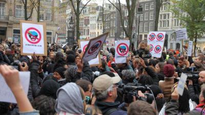 300 demonstranten tegen Zwarte Piet naar Dokum
