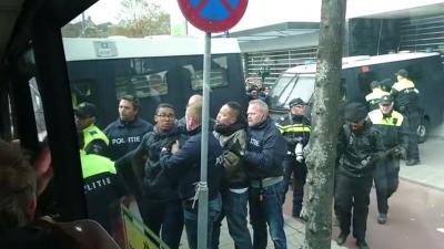 Anti-Zwarte Pietendemonstrant Jerry Afriyie doet aangifte tegen politieagenten