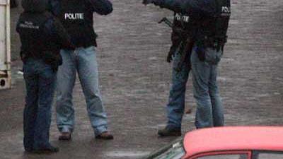 Foto van arrestatieteam bij auto in donker | Archief EHF