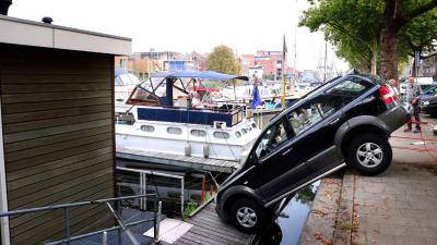 Auto rijdt vanzelf van kade af in Schiedam