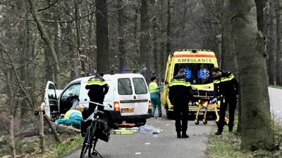 Traumateam naar bestuurder die met auto van de weg is geraakt