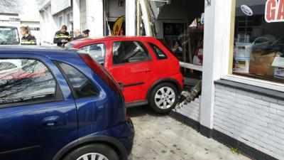 Auto rijdt door gevel na botsing