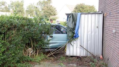 Auto rijdt schuurtje binnen na uitwijk manoeuvre
