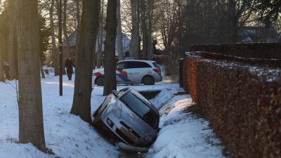 auto-sneeuw-sloot-politieauto