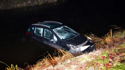 Hulpdiensten gealarmeerd voor auto te water, eigenaar zit tv te kijken