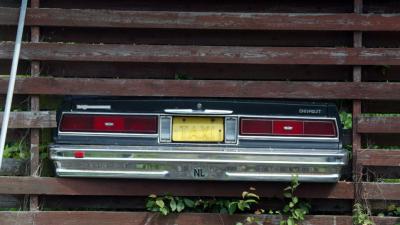 Auto in tuin, bestuurder er vandoor
