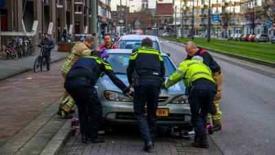 Auto’s verplaatst en weg afgesloten voor hulpverlening