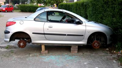 Auto compleet gestript op parkeerterrein Schiedam